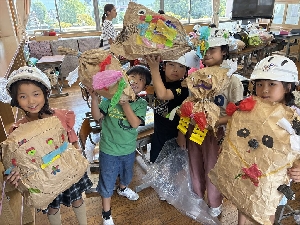 図工　２年生「くしゃくしゃ ぎゅっ」