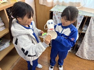 図工　１年生「いっしょにあそぼう ぱくぱっくん」　