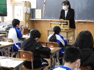 ３年生　そろばん教室を行いました！