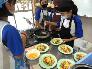 ６年生　家庭科「三色野菜炒め」