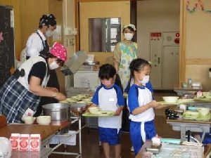 給食の様子です