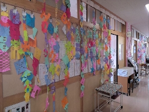図工　１年生「ちょきちょき かざり」　