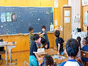 図工　１・２年生「まねっこゲーム」　