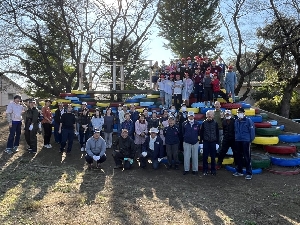 親子・地域奉仕作業（遊具のペンキ塗り）