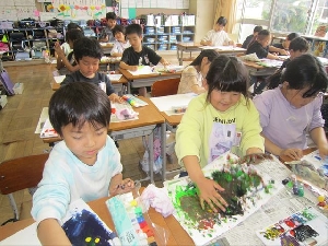 授業の様子（２年図工）
