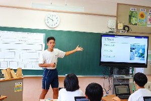 【英語部】第2学年の英語の授業内で英語プレゼンテーションフォーラム決勝戦を行いました。