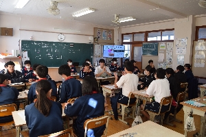 【英語部】第3学年の英語の授業内でディベートを行いました。