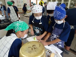 1年生　家庭科　調理実習 (１年２組）