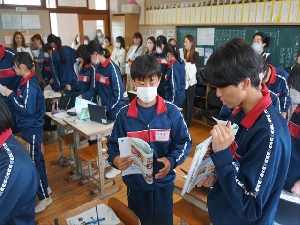 授業参観・学年懇談会が行われました