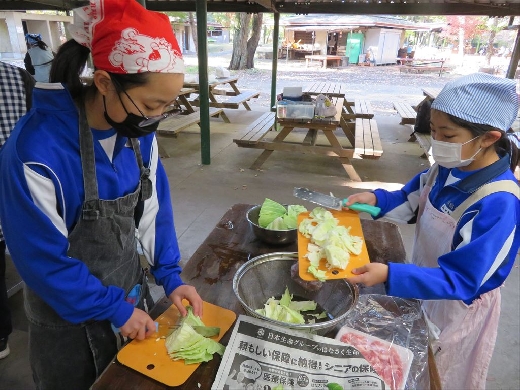 焼きそばの具材を切って