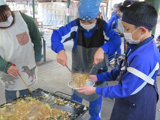 煙に負けずに盛り付けて