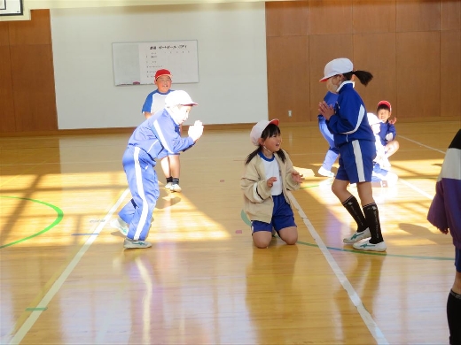 つかまるとお地蔵さんになってしまいます。