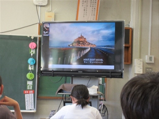 ライブ配信されている動画を見ながら学習しました