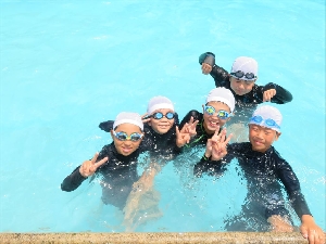 ３・４年生水泳学習と１・２年生学校探検