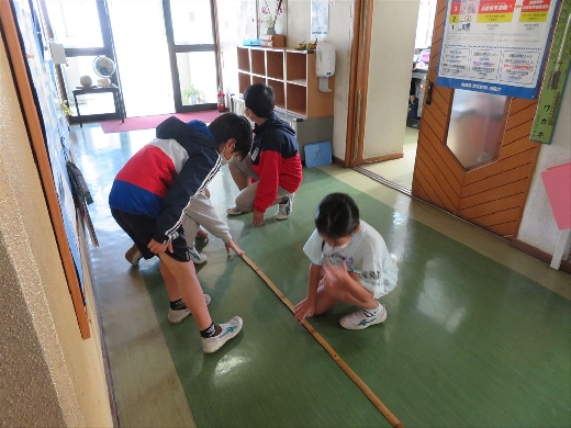 廊下の長さを測ります