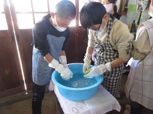 初めに水でぬらします