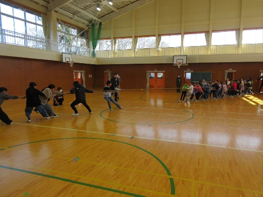 １・２・３年生と６年生で綱引き