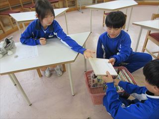 本を選んでいます
