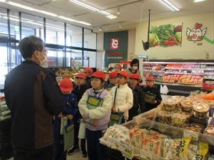 ３年校外学習～スーパーマーケット見学～