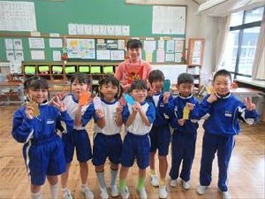目を輝かせて聞いた朝の「おはなしタイム」