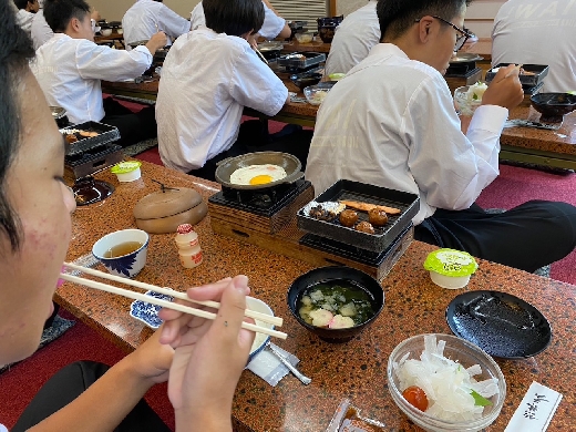 最後の朝食です。　みんな、ちょっとお疲れ気味ですが、パワーをつけるぞ。