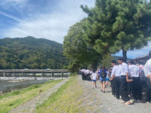 渡月橋・保津川付近を散歩中です。空がキレイ。