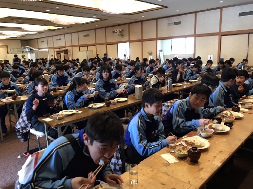 昼食の様子です。実習後のカレーは格別です。