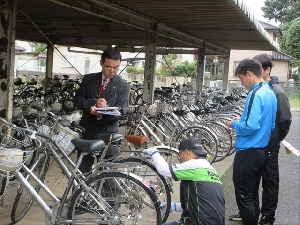 PTAの皆さんと自転車点検を行いました