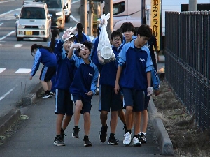 岩井中クリーン作戦を行いました