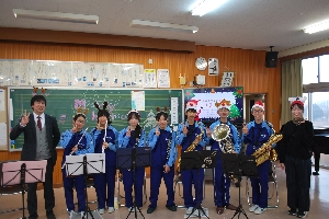 吹奏楽部によるクリスマス会が行われました
