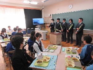 坂東清風高校・農と食科（農業コース）より給食にネギを提供していただきました