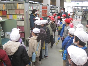 ２年生校外学習（岩井図書館見学）