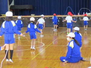 校内なわとび記録会（１年生・６年生）