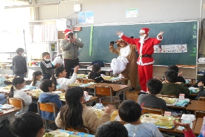 サンタが神小にやってきた🎅