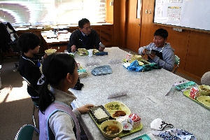 校長先生との昼食会（６年生）