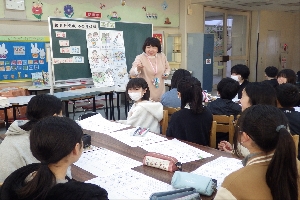 養護教諭による保健指導（６年生）