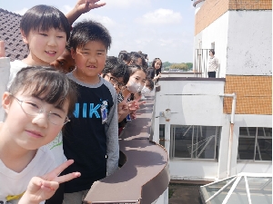 社会科「わたしたちの住んでいるところ」〜学校の屋上からまちを見渡そう〜