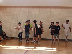 紙飛行機飛ばし（6年生）