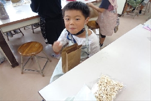 ポップコーンづくりに挑戦（２年生・生活科）