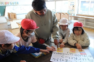 ロング昼休み「たて割り班ビンゴオリエンテーリング」を実施しました