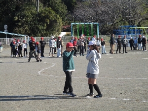 たて割り班活動　（へびじゃんけん）