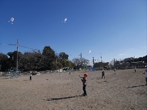 自作の凧をあげたよ！【１年生：生活科】