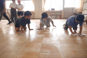 みんながんばった大掃除（教室ワックスがけ）