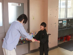 前期通知表を配付しました