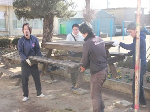 ベンチ撤去作業