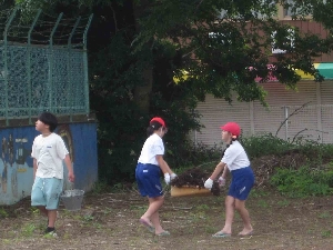 みんなで力を合わせて、プール清掃