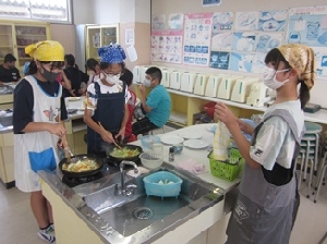 炒める料理、調理実習（６年）