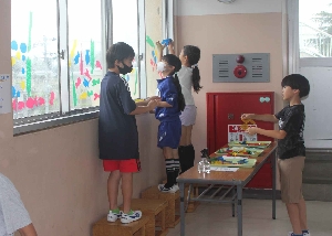 探求的な学びへ、お客様訪問（全学年）