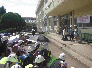 暑さに負けず！下校の様子