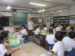 理科の授業の様子（５年、４年）